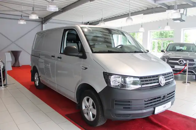 Volkswagen Transporter view 4