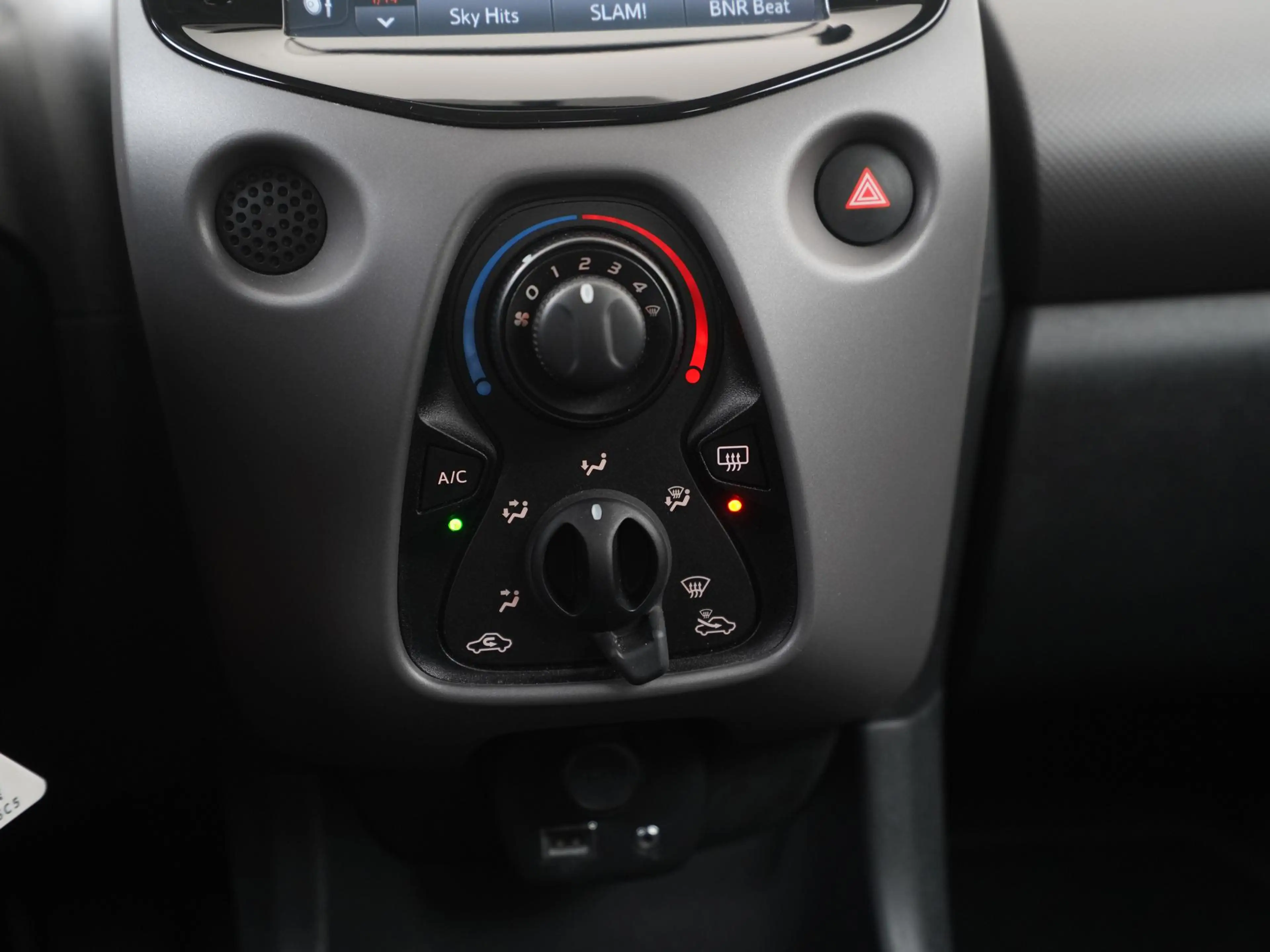 Peugeot 108 1.0 e-VTi Active | Camera | Apple/Android Carplay — photo 11