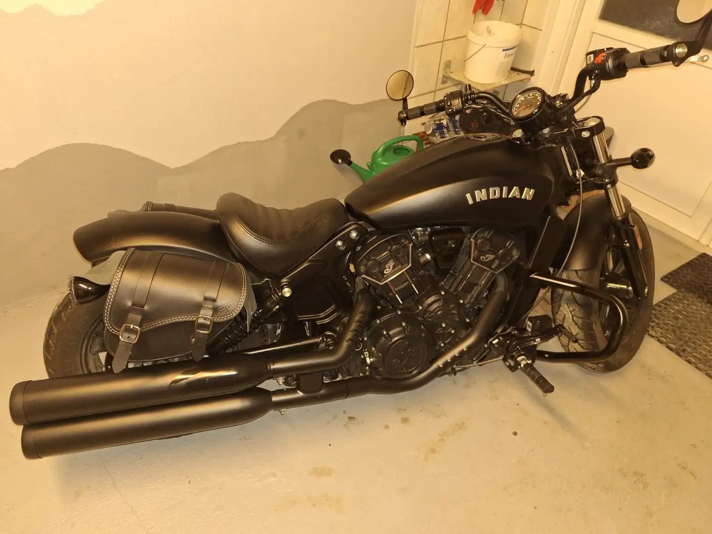Indian Scout Bobber Sixty Чорний - 1