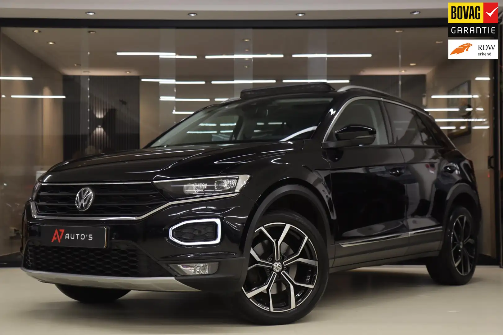 Volkswagen T-Roc 1.5 TSI Sport PANODAK/STOELV/LANEASSIST/ACC/CAM/VO Zwart - 1