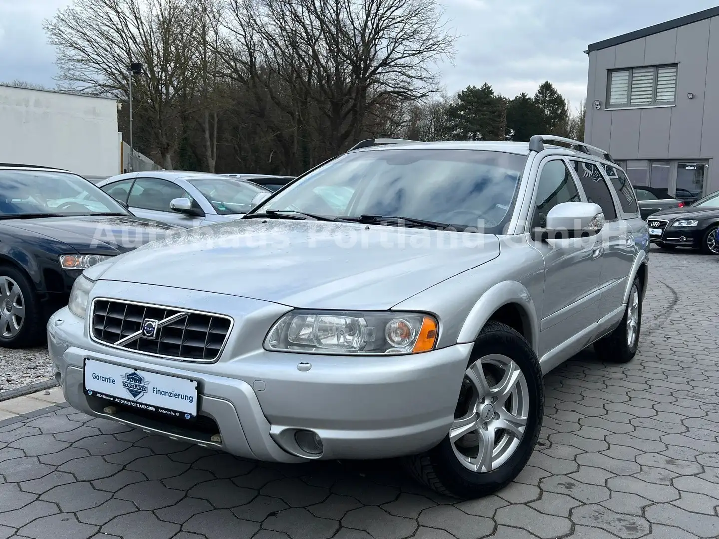 Volvo XC70 2.4 D5 AWD Edition/AHK/Xen/SHZ/Temp/Standhz Silber - 2