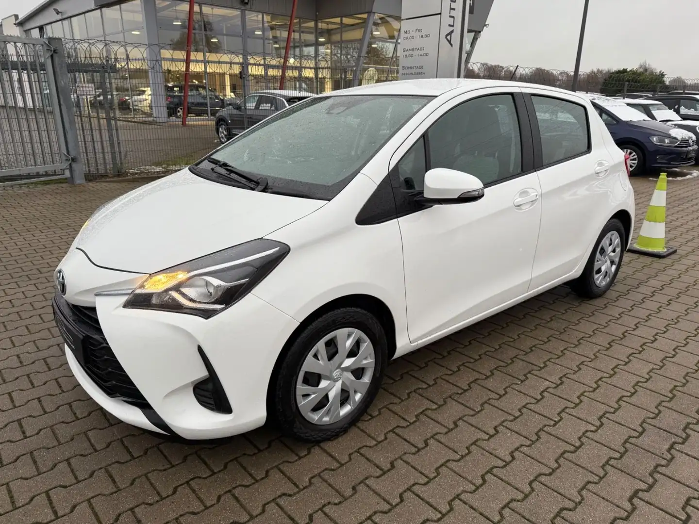 Toyota Yaris Comfort Weiß - 2