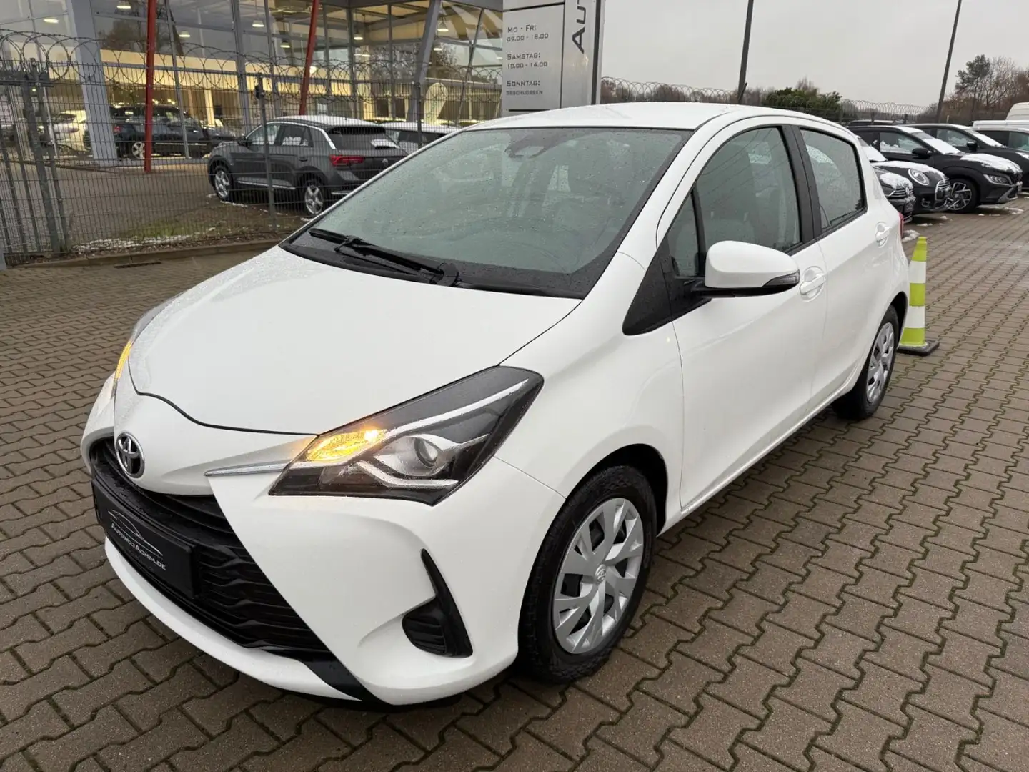 Toyota Yaris Comfort Weiß - 1