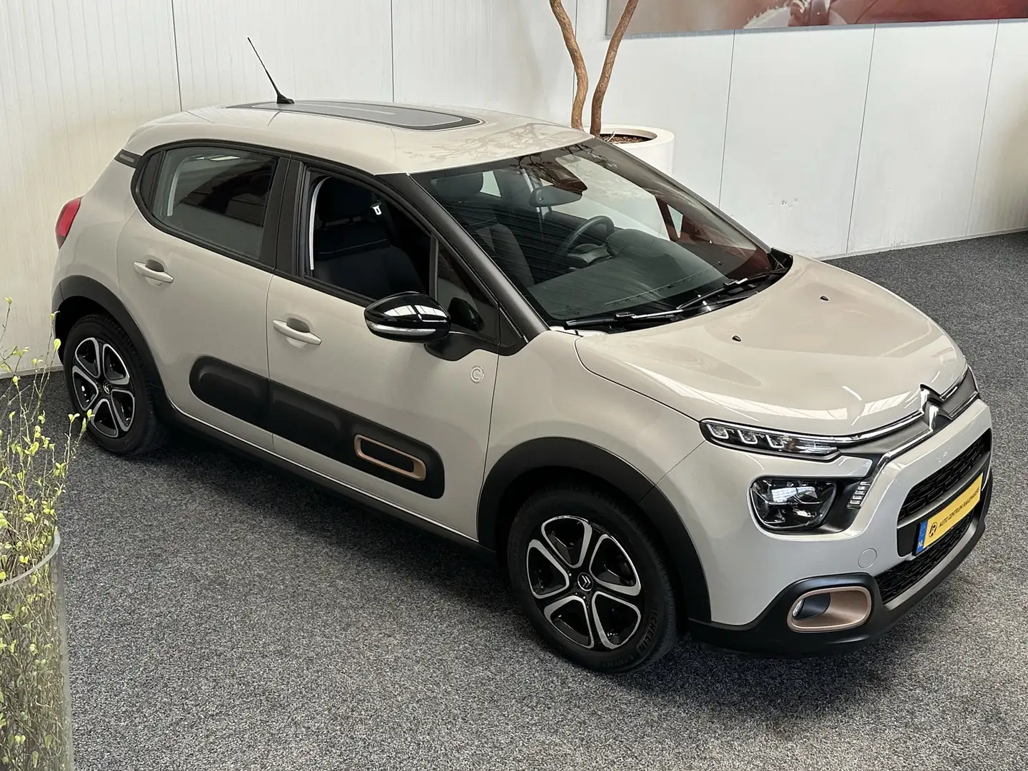 Citroen C3 1.2 PURE TECH C-Series 5 deurs NAVIGATIE APPLE CAR Beige - 2