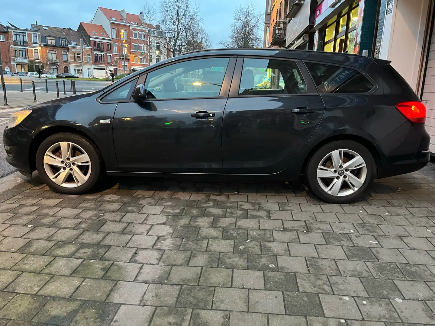 Opel Astra 1.6 CDTI Navigation Airco Noir - 2
