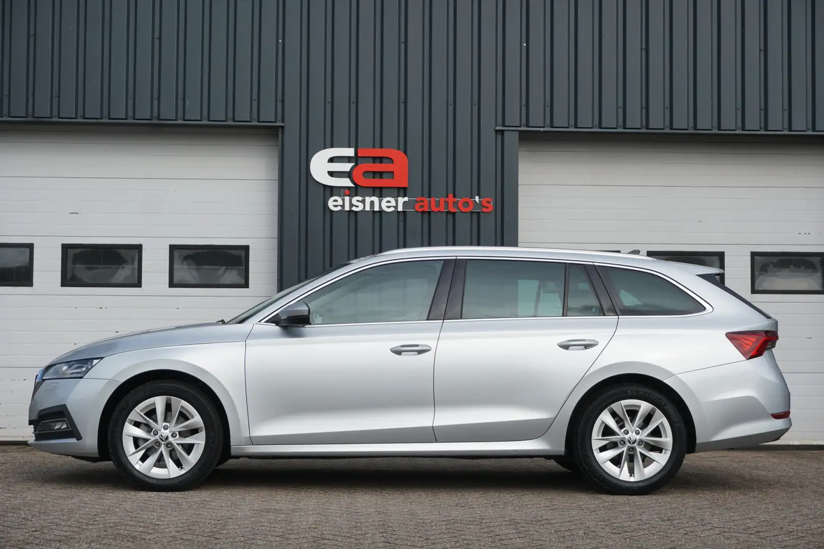 Skoda Octavia Combi 1.5 TSI First Edition | TREKHAAK | KEYLESS | Grijs - 2
