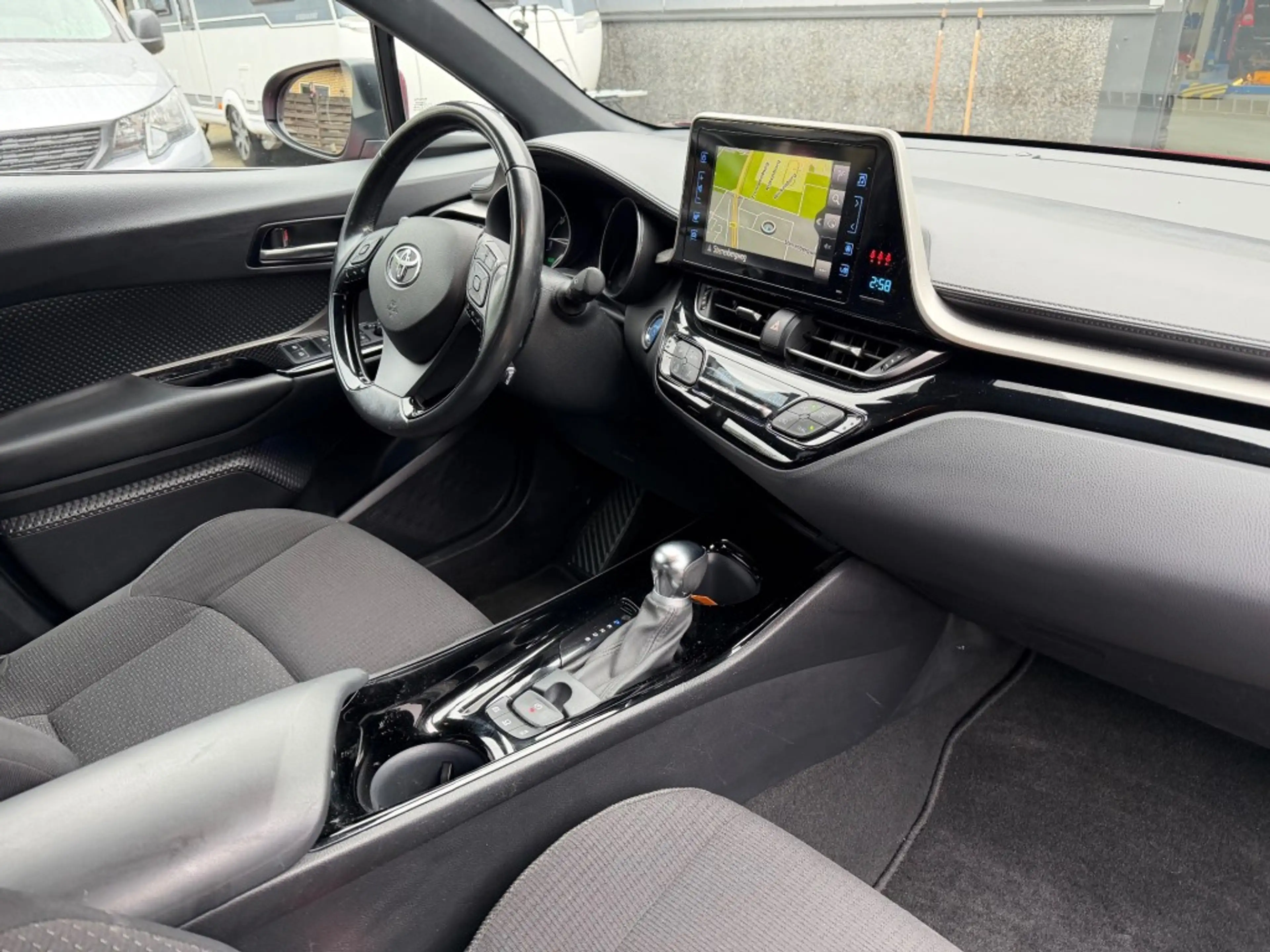 Toyota C-HR 1.8 HYBRID DYNAMIC — photo 10