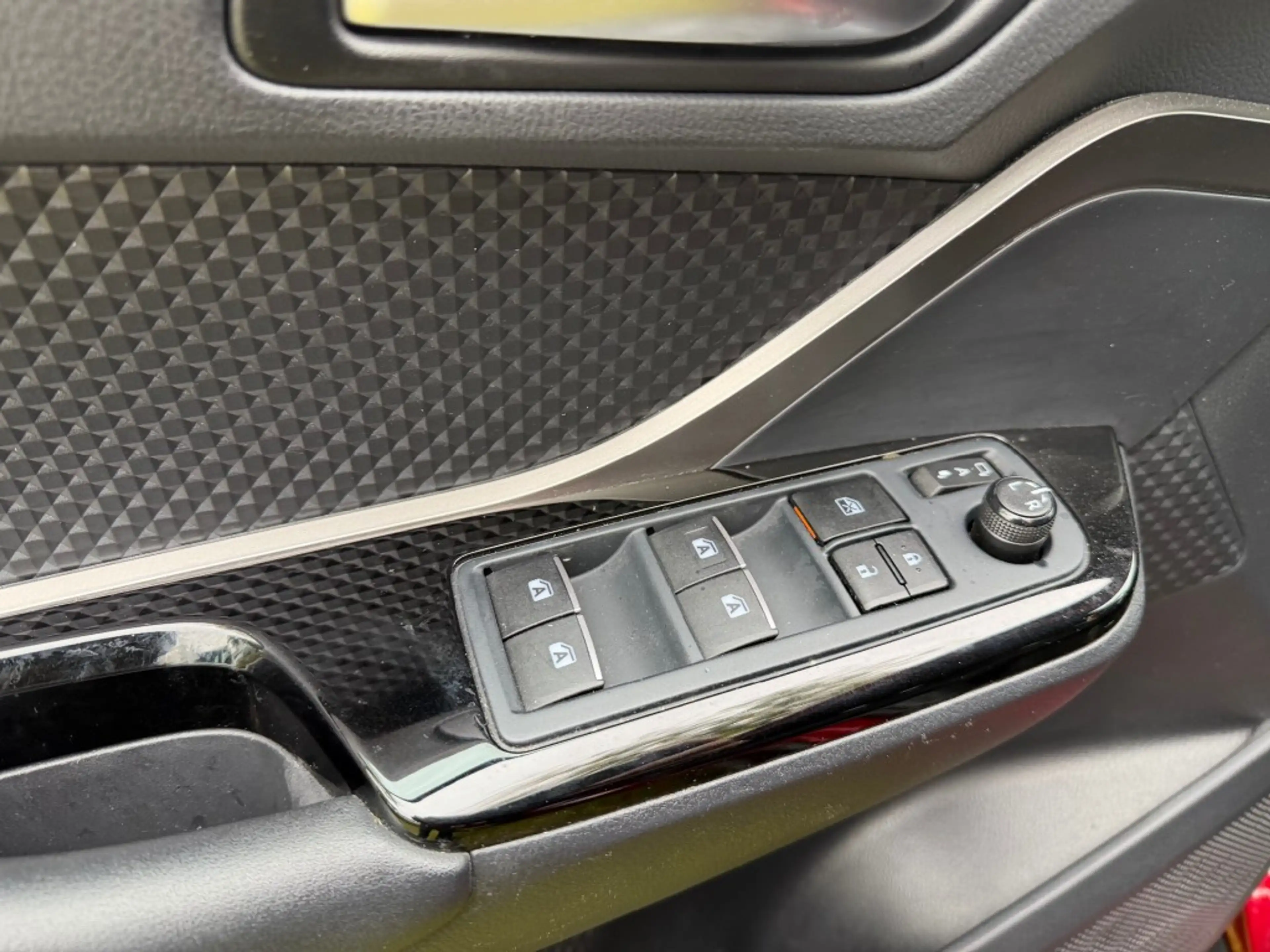 Toyota C-HR 1.8 HYBRID DYNAMIC — photo 13
