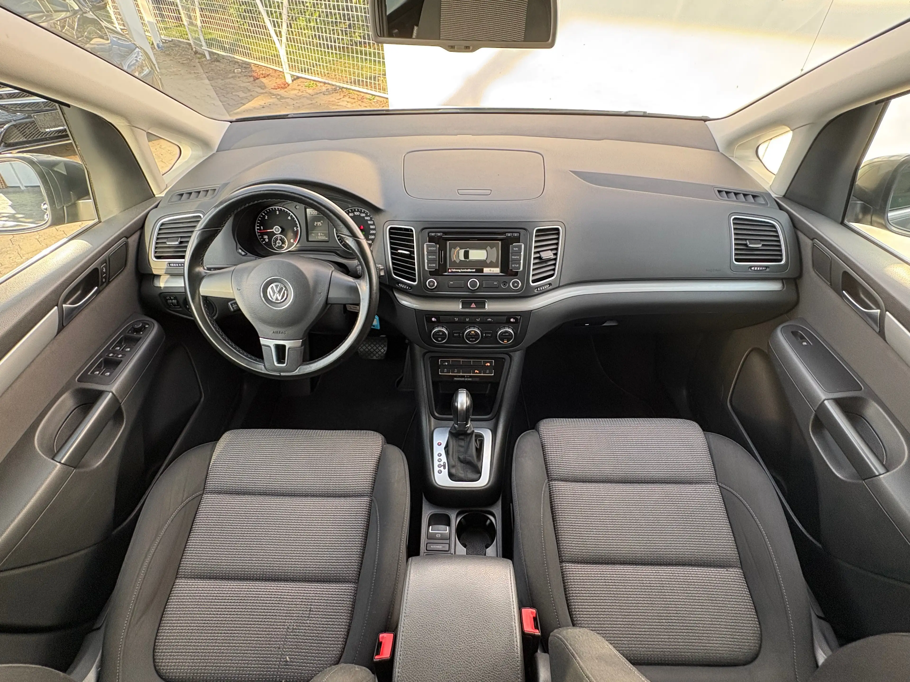 Volkswagen Sharan 2.0 TDI DSG Comfortline 7SITZE*NAVI*EL_TÜREN*ALU*GEPFLEGT — photo 18