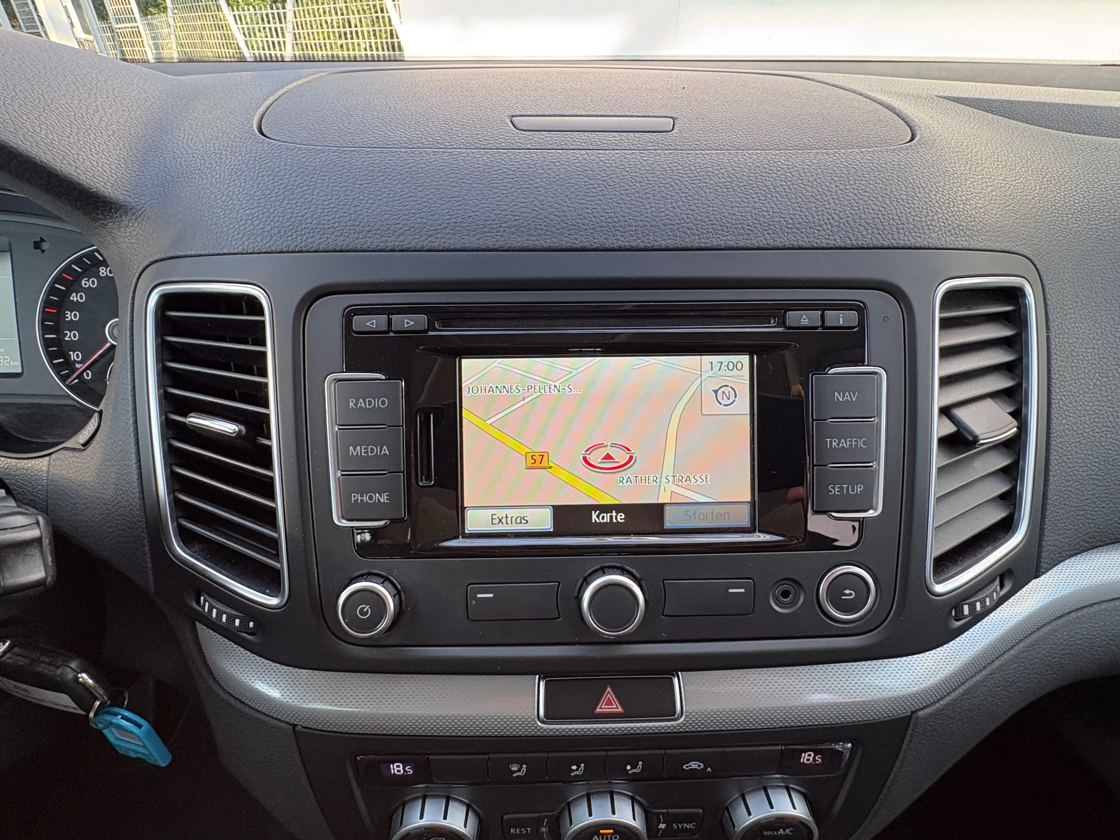 Volkswagen Sharan 2.0 TDI DSG Comfortline 7SITZE*NAVI*EL_TÜREN*ALU*GEPFLEGT — photo 21