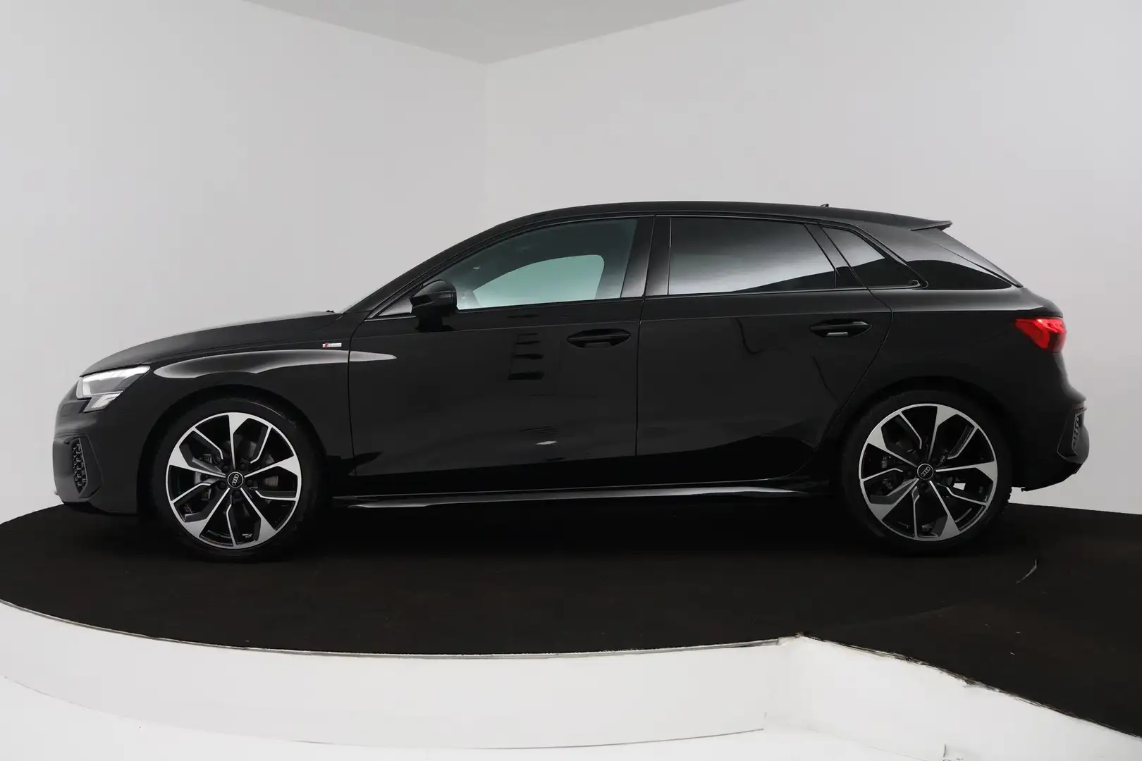 Audi A3 Sportback 35 TFSI S edition (PARKEERSENSOREN, ACHT Zwart - 2