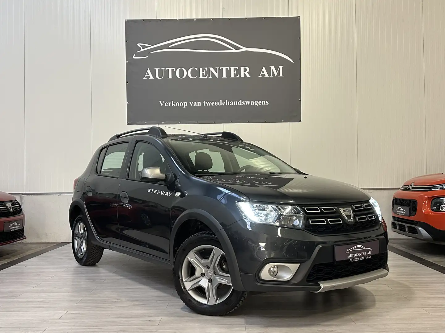 Dacia Sandero Stepway TCe 90 Prestige Navi / Cam / Cruise Grijs - 1