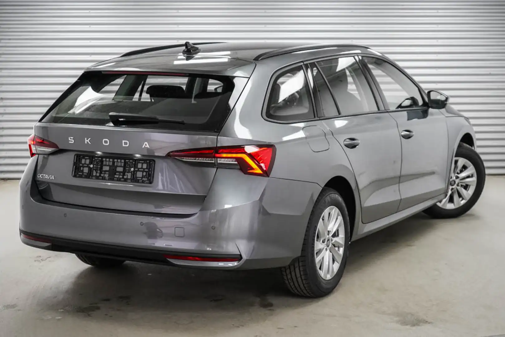 Skoda Octavia 1,5 eTSI DSG Essence Grau - 2