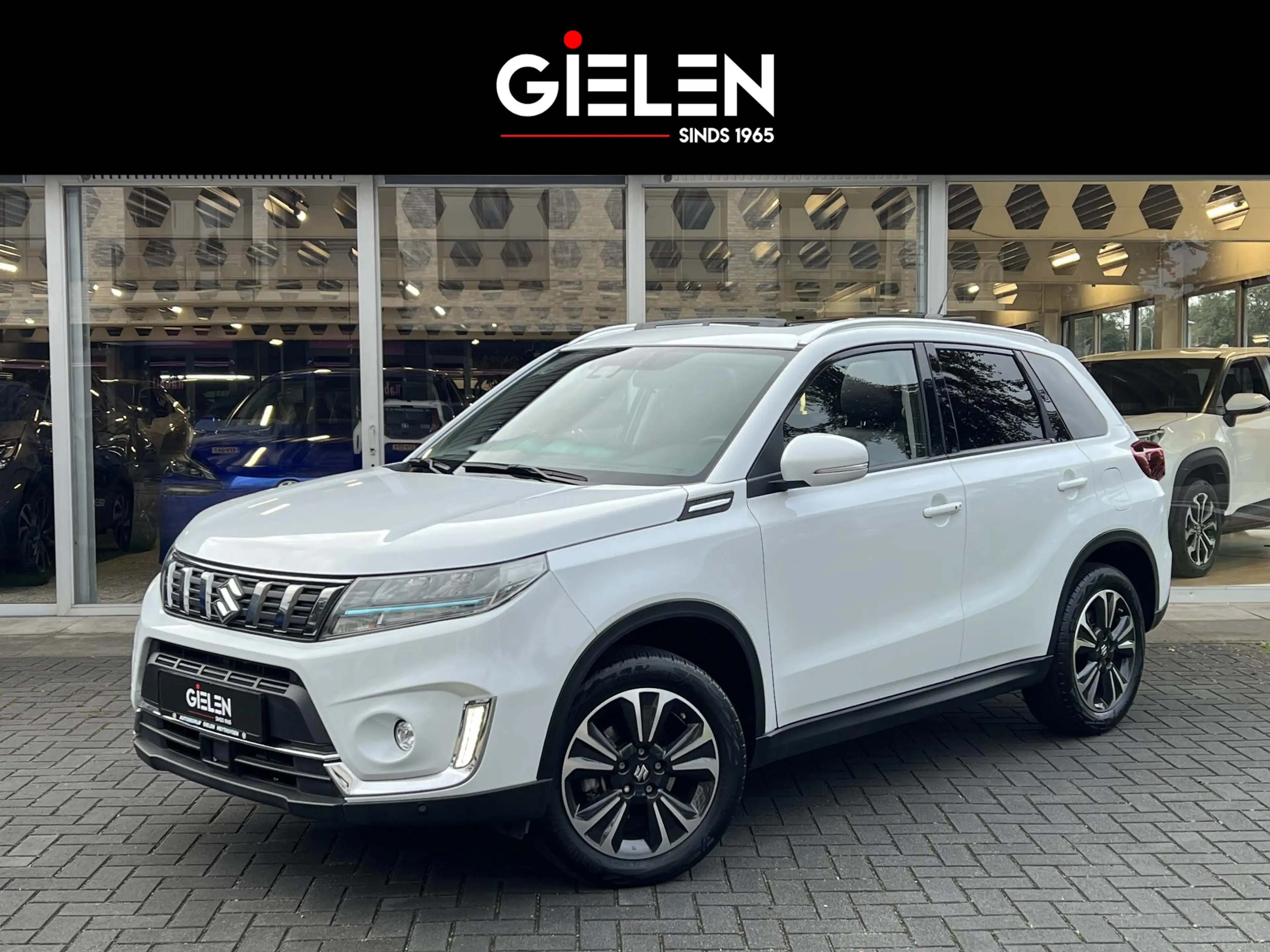 Suzuki Vitara 1.5 Hybrid Style | Trekhaak, Panoramadak, Dodehoek