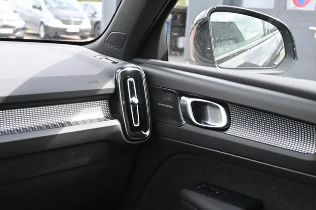 Volvo XC40 view 15