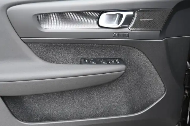 Volvo XC40 view 9