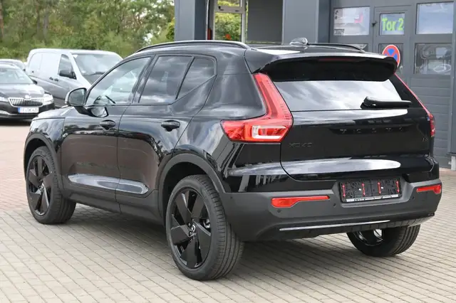 Volvo XC40 view 3