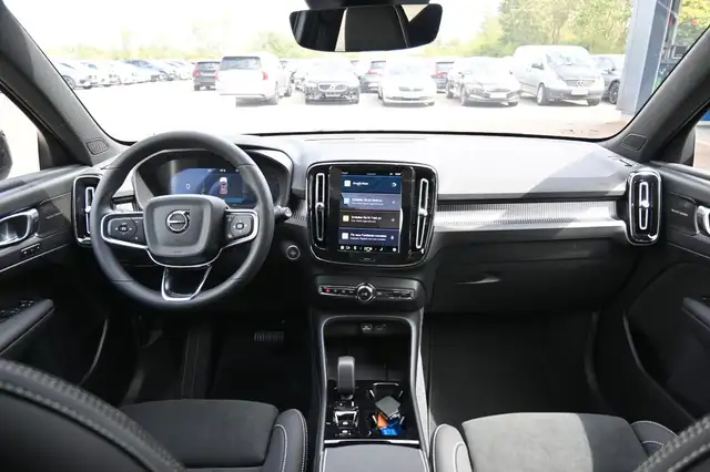 Volvo XC40 view 14