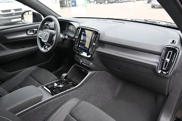 Volvo XC40 view 11