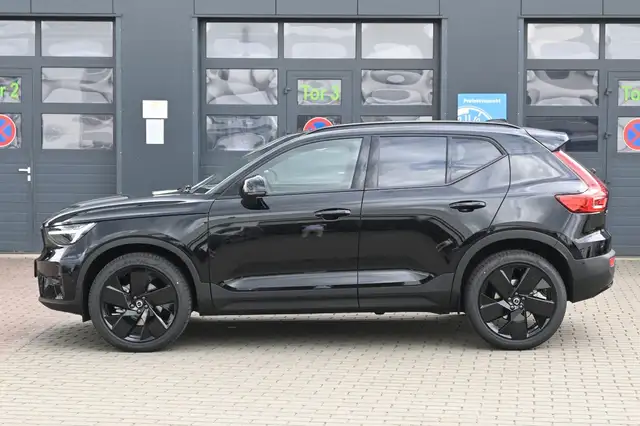 Volvo XC40 view 2