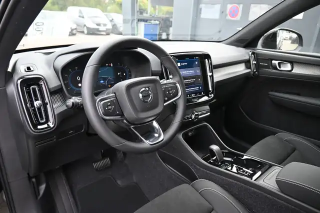 Volvo XC40 view 8