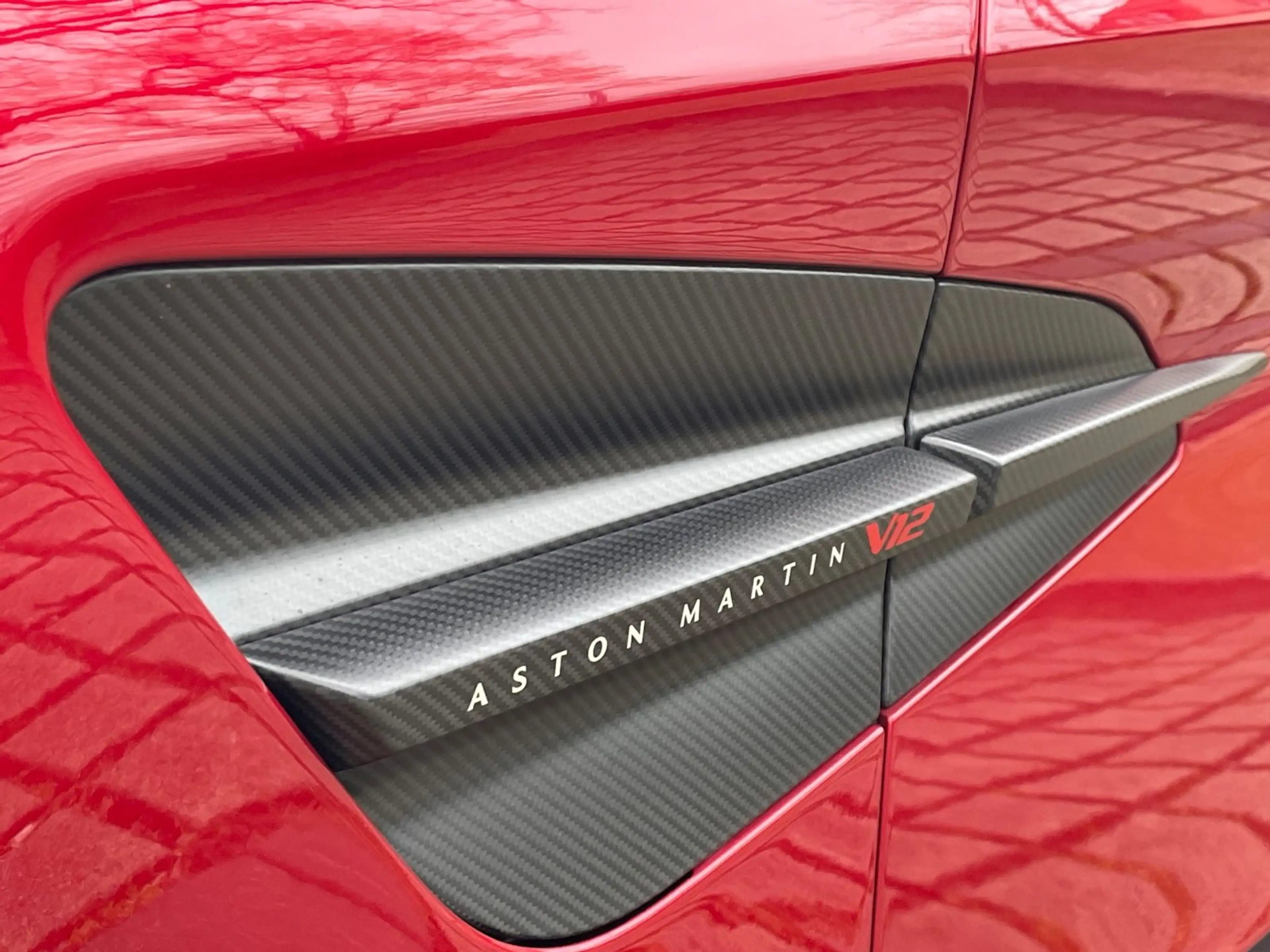 Aston Martin Vanquish MY25 — photo 10