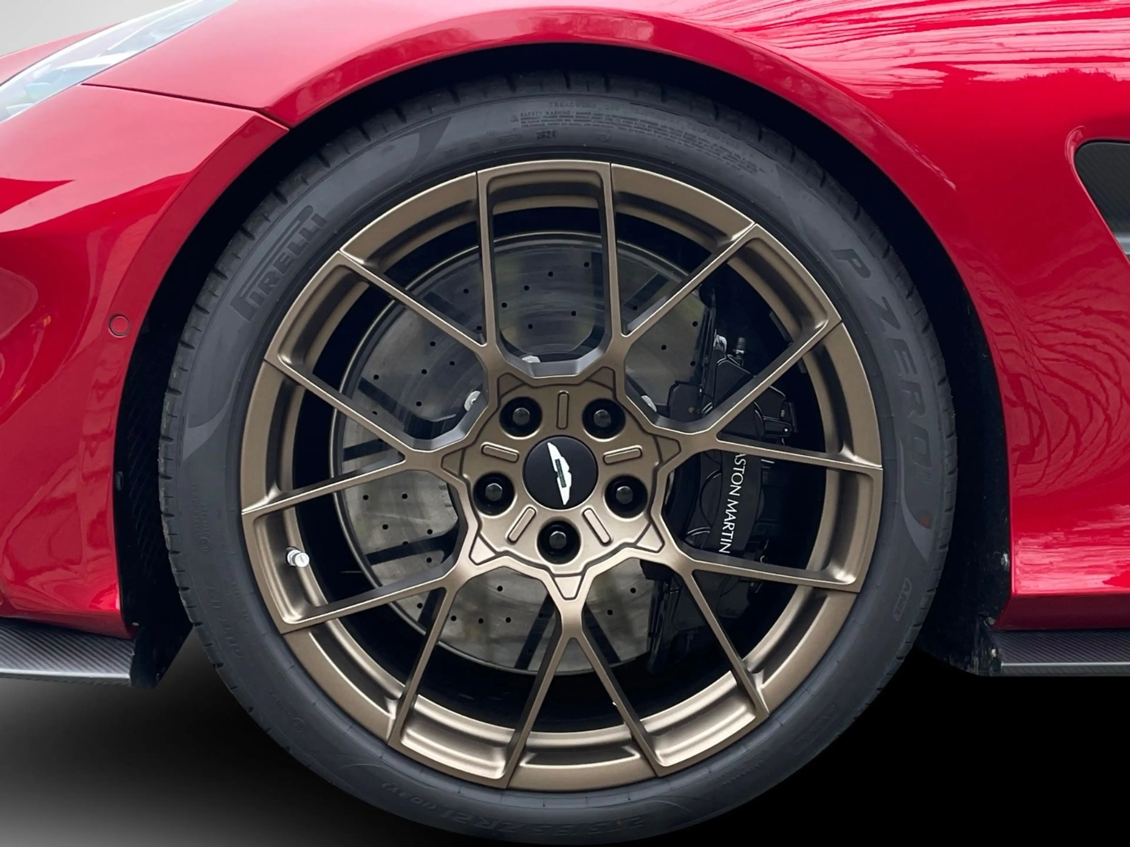 Aston Martin Vanquish MY25 — photo 13