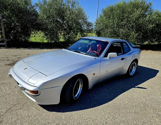 Porsche 944