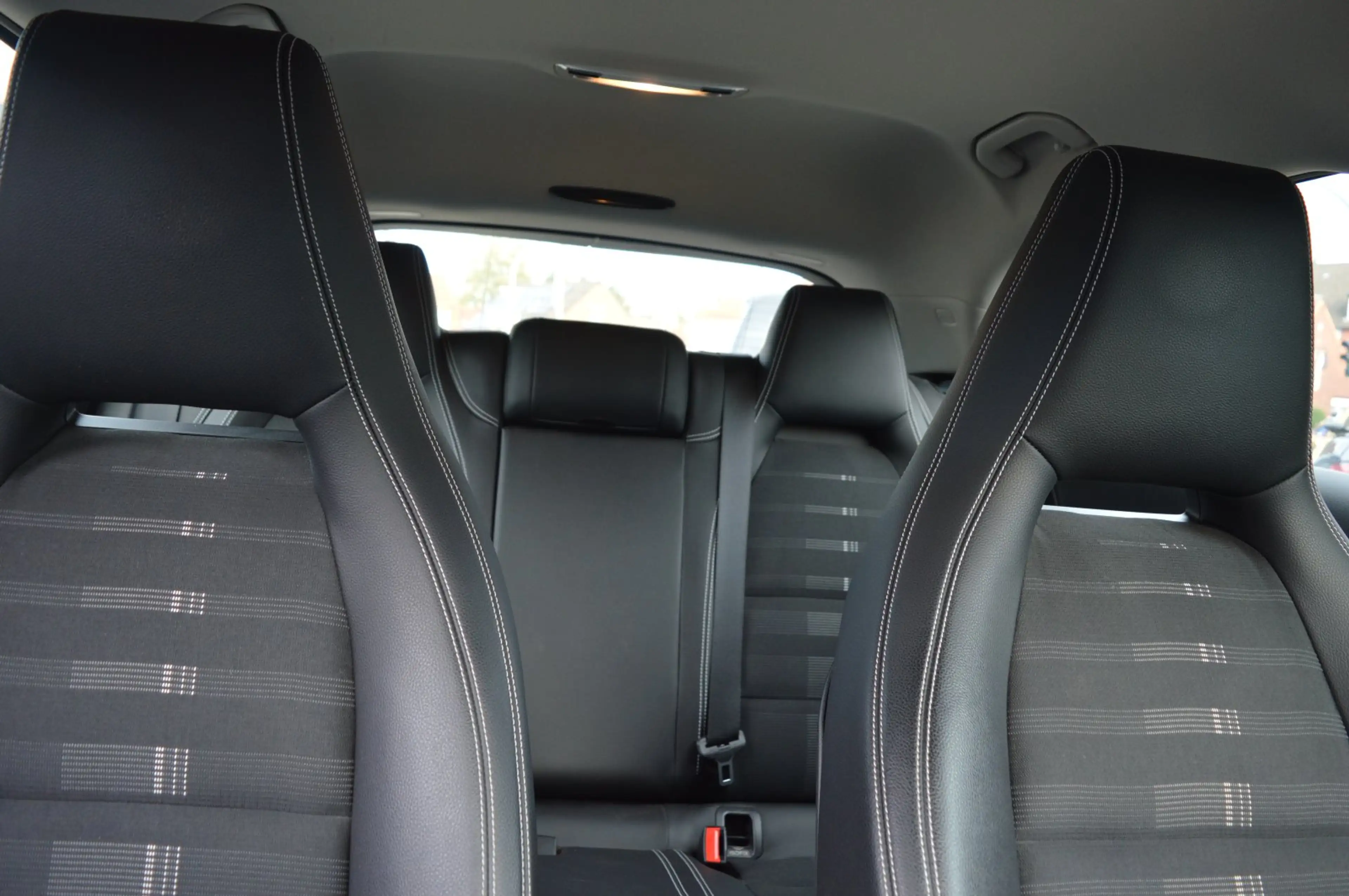 Mercedes-Benz GLA 180 OPF  Urban AHK/LED/Navi/SH/PDC/Alu 18 — photo 9