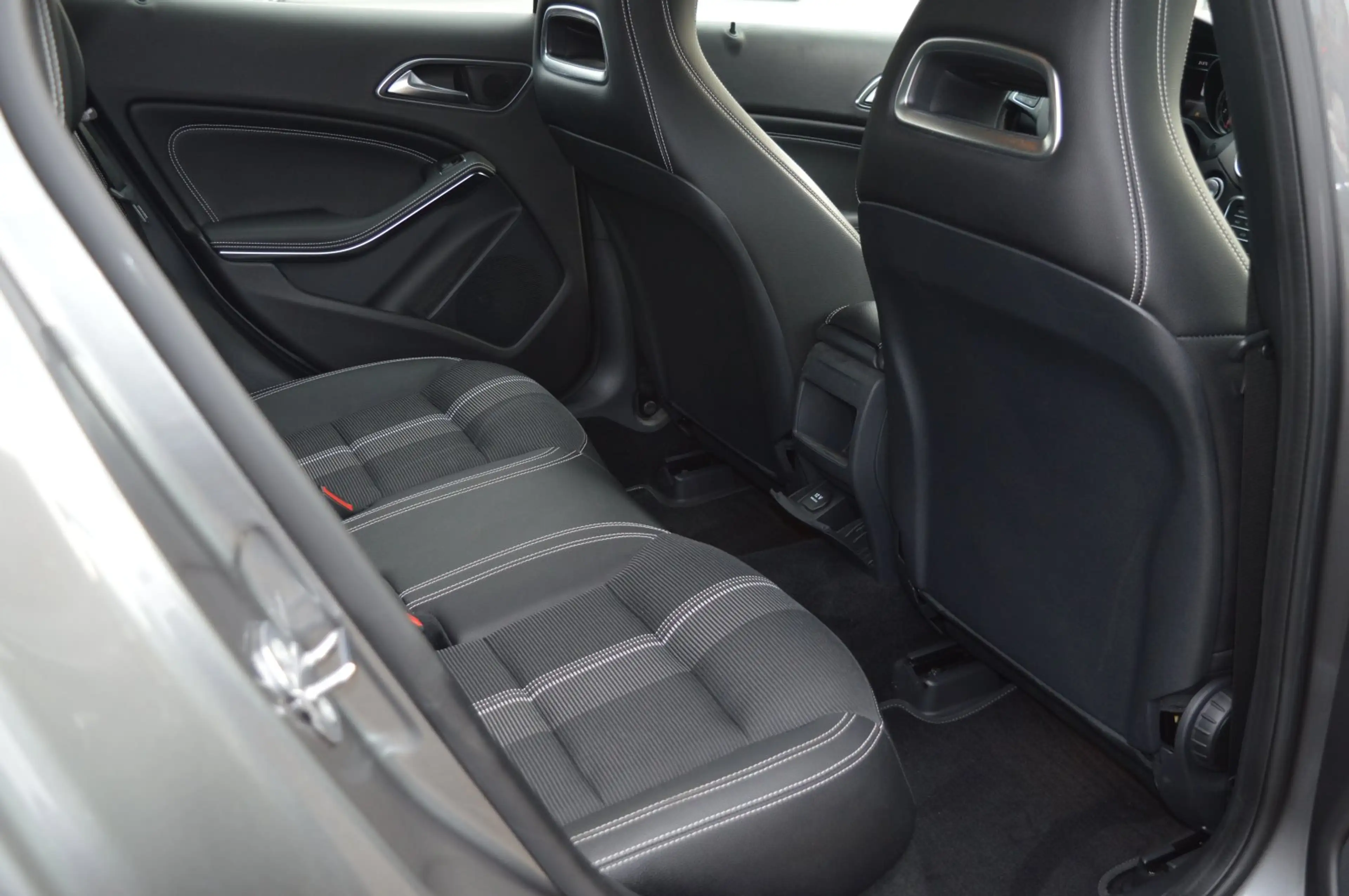 Mercedes-Benz GLA 180 OPF  Urban AHK/LED/Navi/SH/PDC/Alu 18 — photo 4