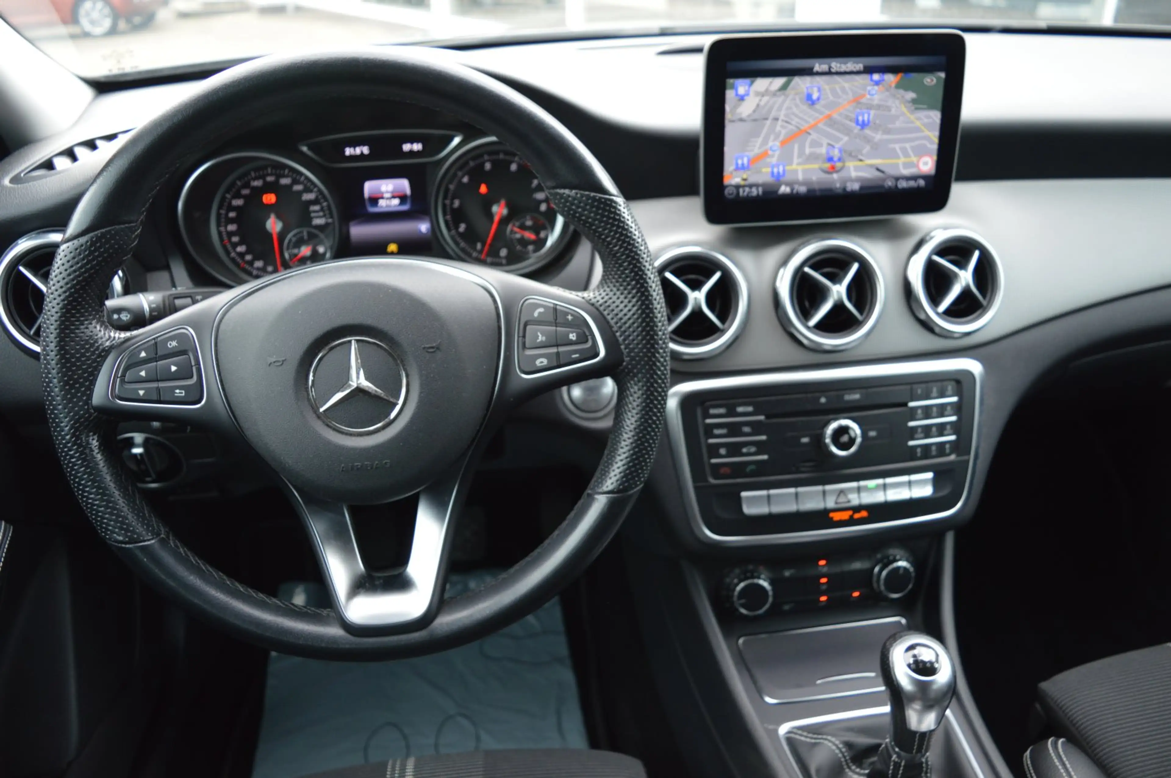 Mercedes-Benz GLA 180 OPF  Urban AHK/LED/Navi/SH/PDC/Alu 18 — photo 6