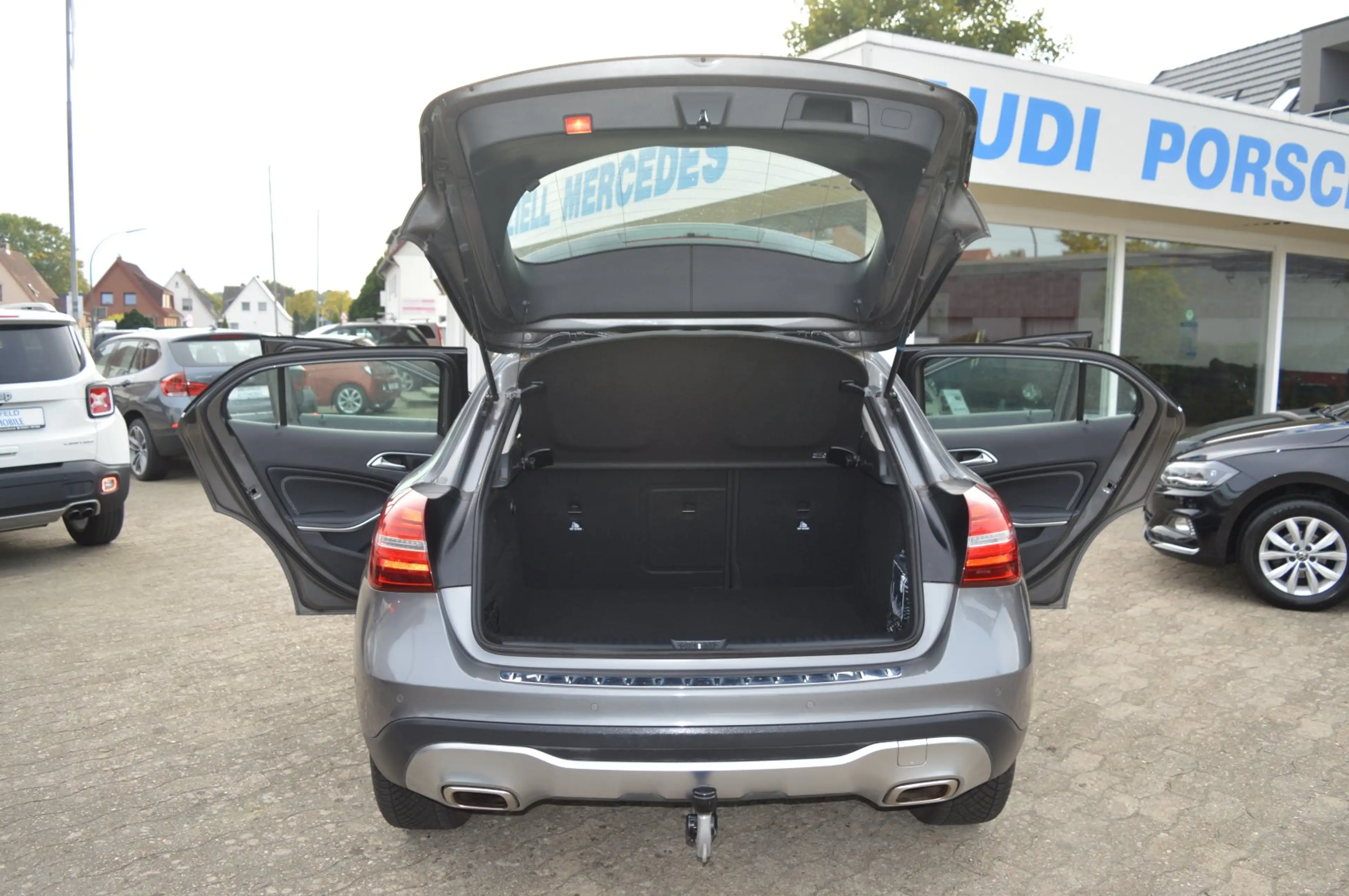 Mercedes-Benz GLA 180 OPF  Urban AHK/LED/Navi/SH/PDC/Alu 18 — photo 14