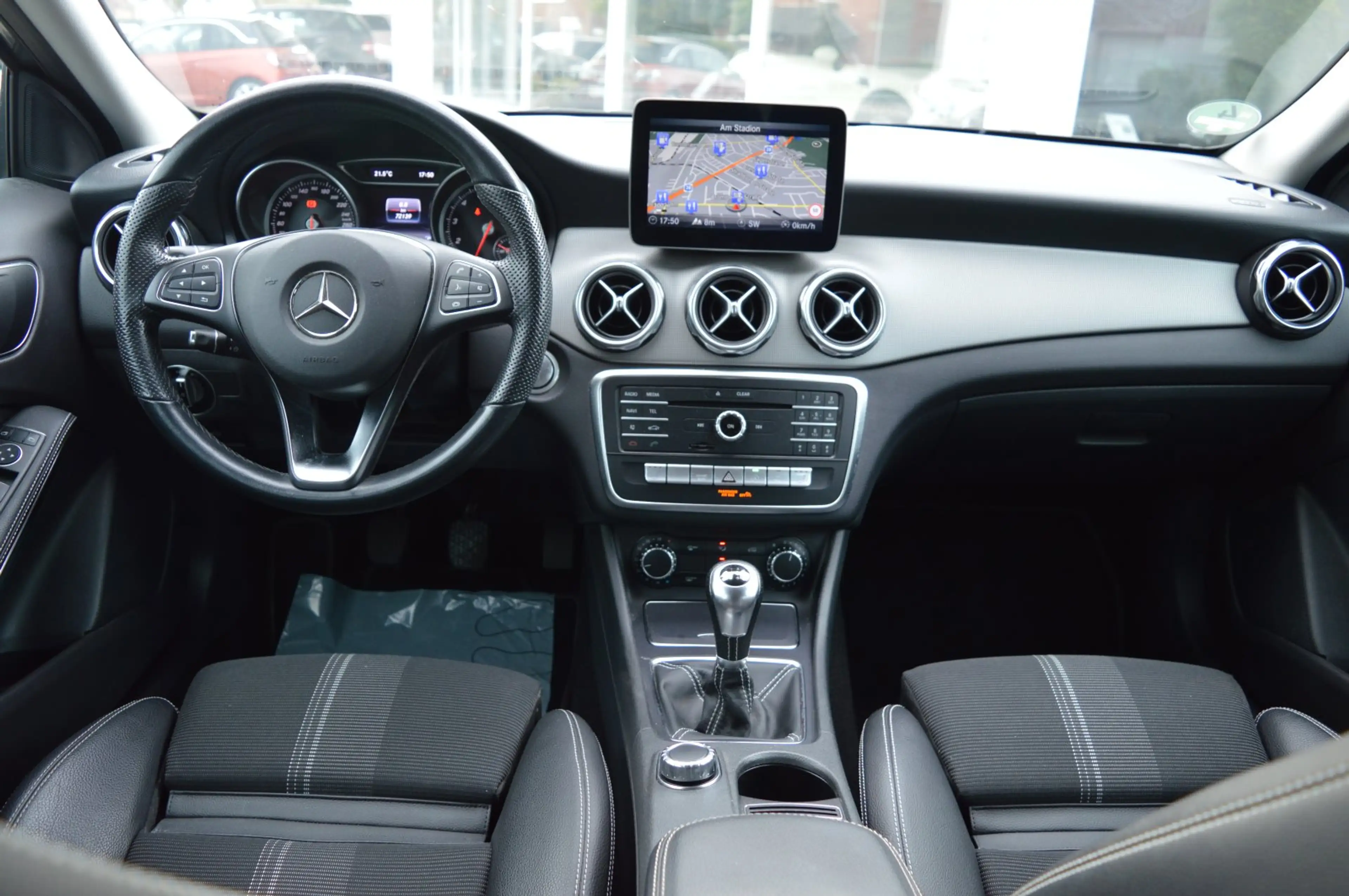 Mercedes-Benz GLA 180 OPF  Urban AHK/LED/Navi/SH/PDC/Alu 18 — photo 5