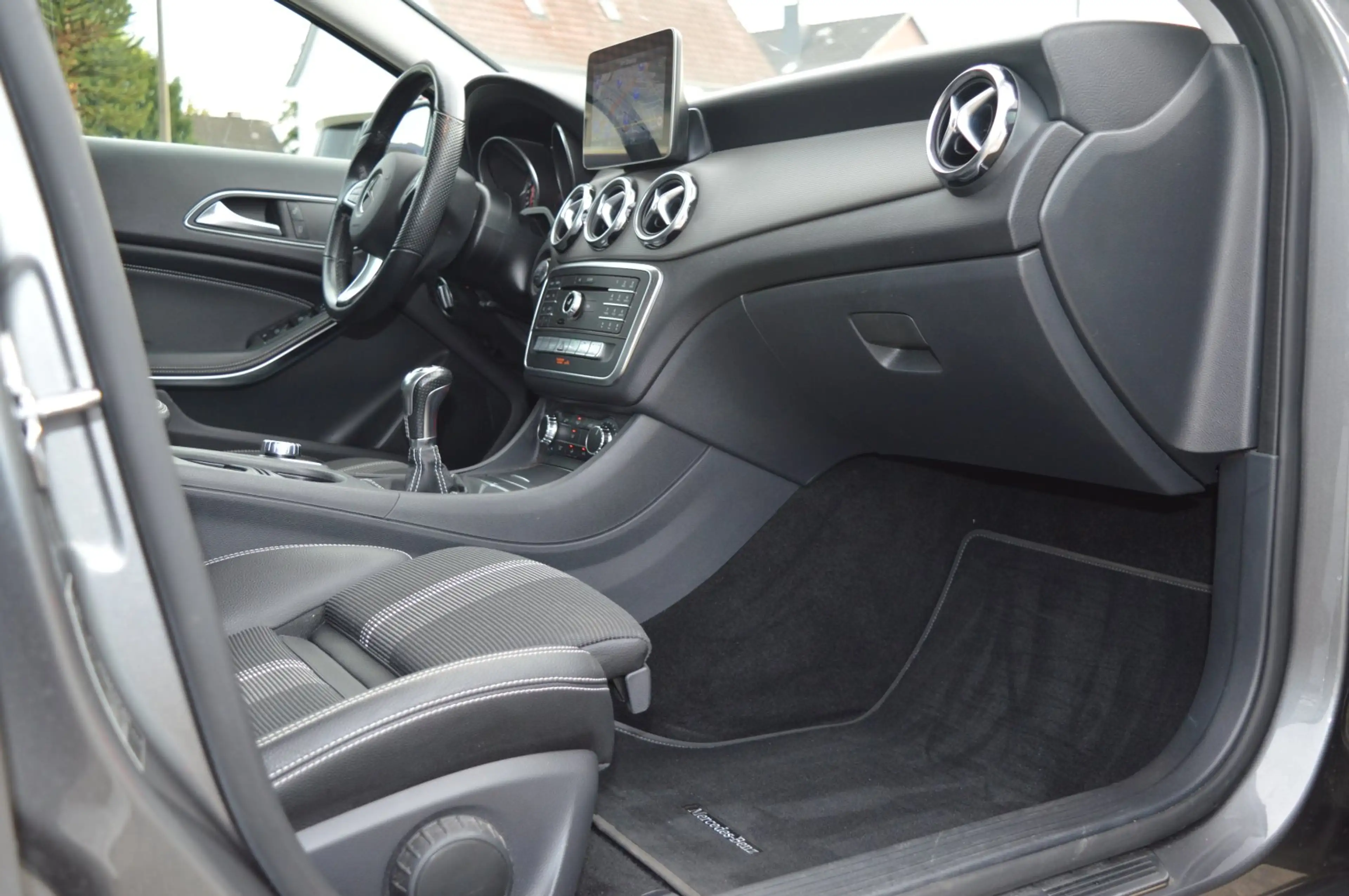 Mercedes-Benz GLA 180 OPF  Urban AHK/LED/Navi/SH/PDC/Alu 18 — photo 3