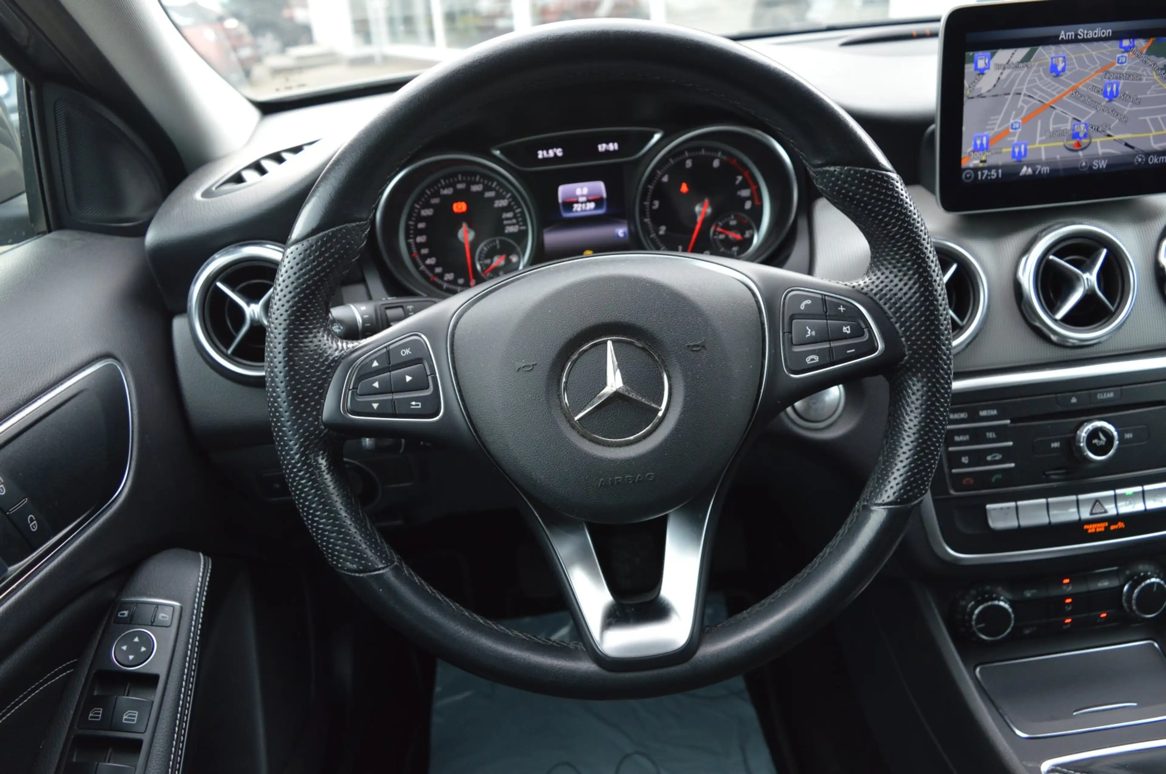 Mercedes-Benz GLA 180 OPF  Urban AHK/LED/Navi/SH/PDC/Alu 18 — photo 7