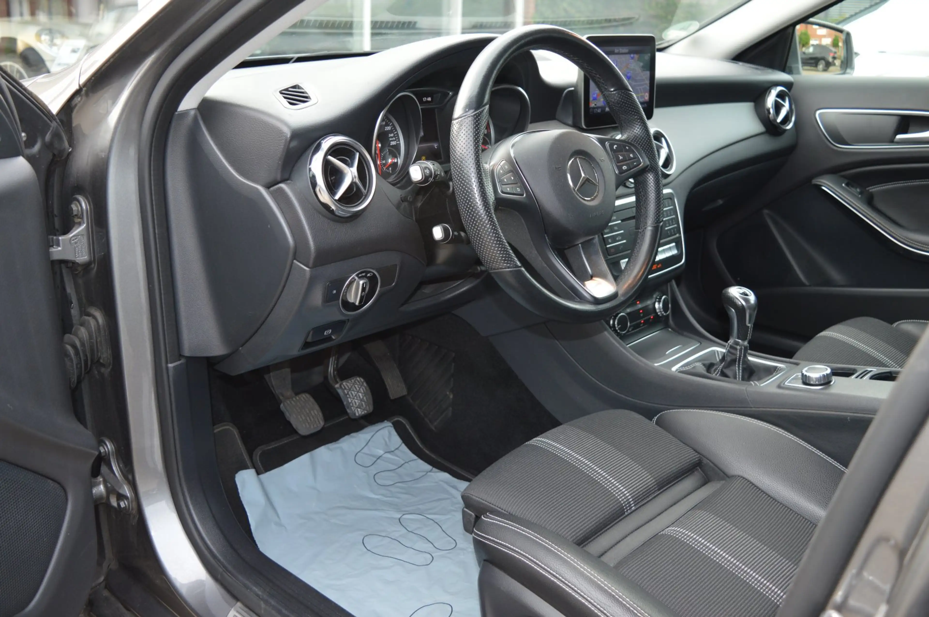 Mercedes-Benz GLA 180 OPF  Urban AHK/LED/Navi/SH/PDC/Alu 18 — photo 2