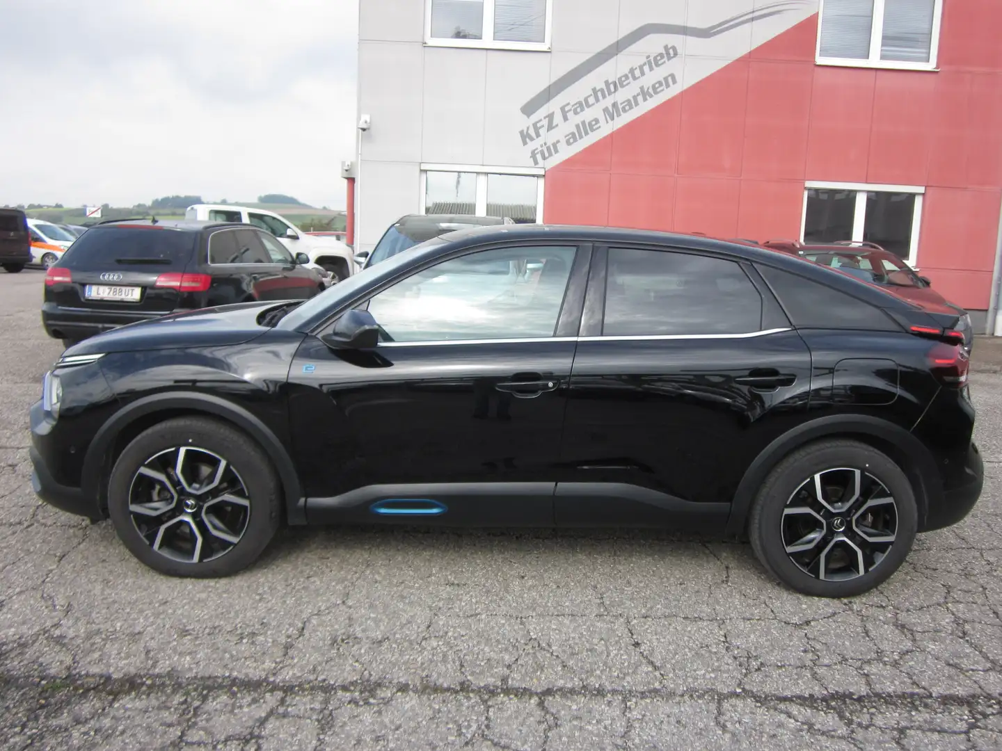 Citroen C4 e-C4 136 50kWh Shine Edition Shine Edition Schwarz - 2