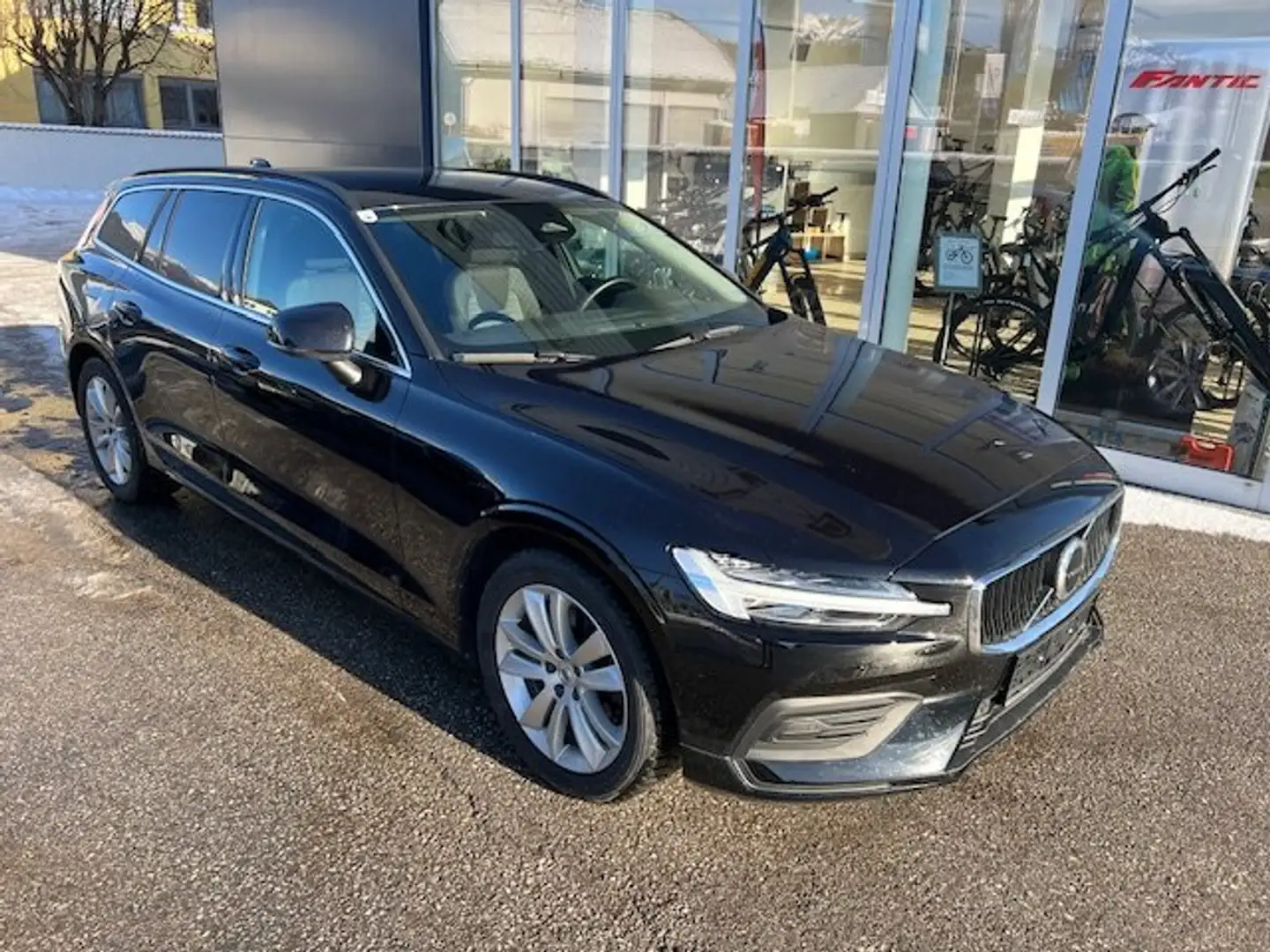 Volvo V60 Core B3 Mild Hybrid Benzin *37.000km*EZ 07/2023* Schwarz - 1