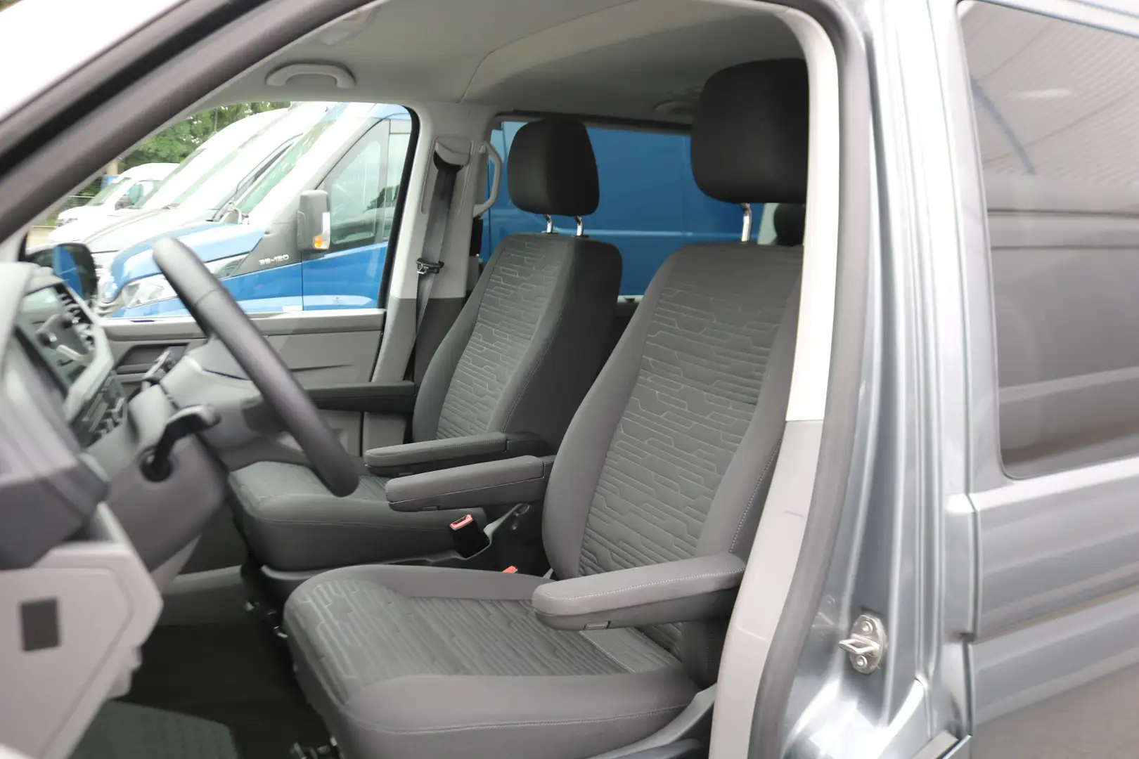 Volkswagen T6.1 Transporter 2.0 TDI L2 H1 DC 150pk Caravelle Black Edition Grijs - 2