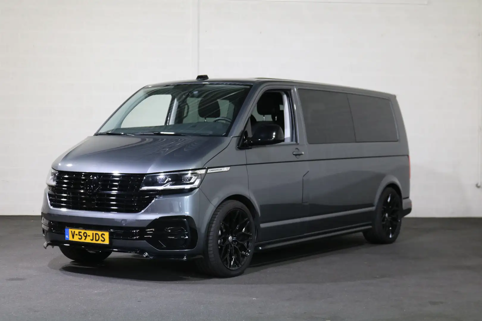 Volkswagen T6.1 Transporter 2.0 TDI L2 H1 DC 150pk Caravelle Black Edition Grijs - 1