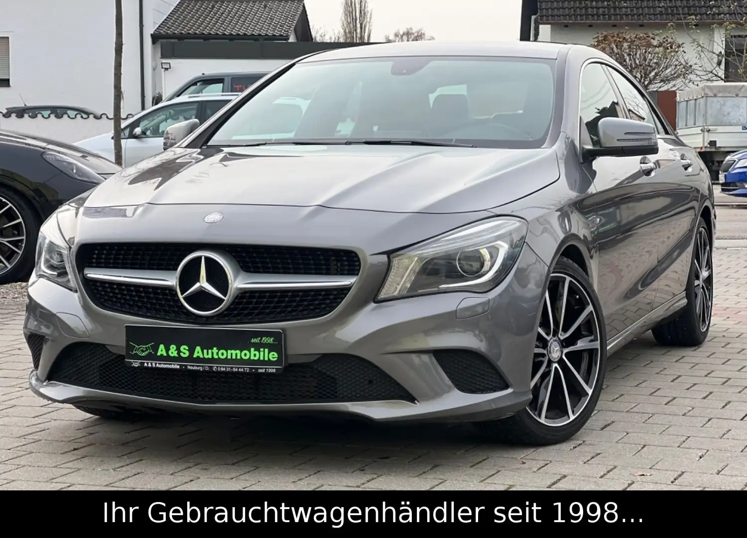 Mercedes-Benz CLA 180 Urban Edition *BI-XENON/CAM/NAVI/T.LEDER Gris - 1