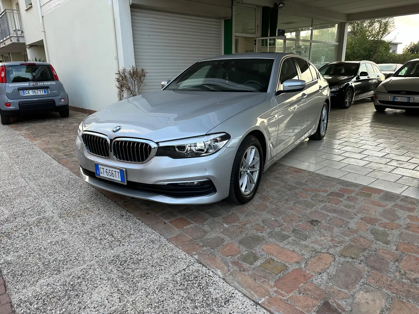 BMW 530 Serie 5 G30 2017 Berlina 530e Luxury auto Argento - 1