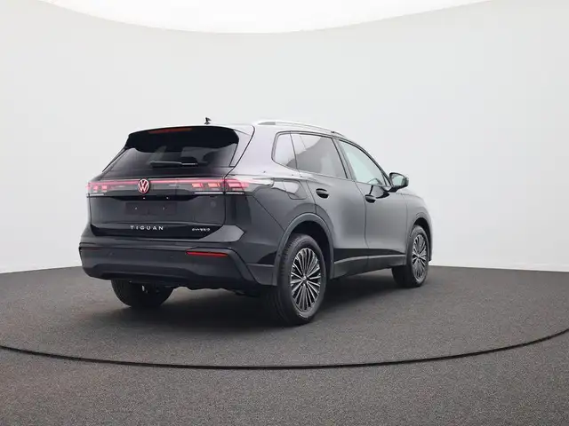 Volkswagen Tiguan view 4