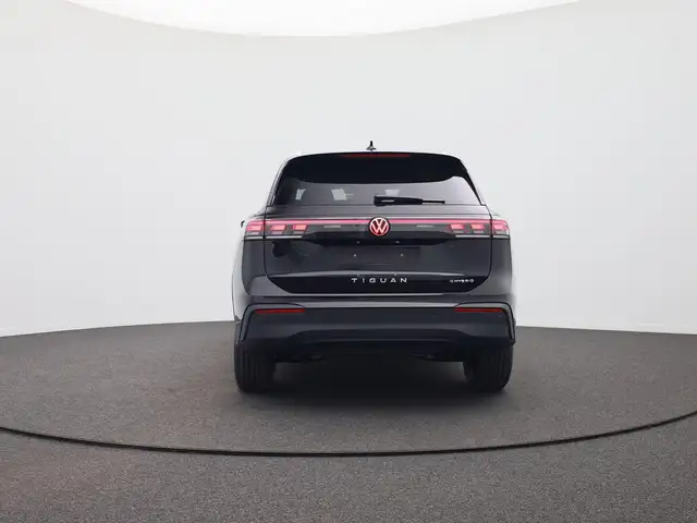 Volkswagen Tiguan view 3