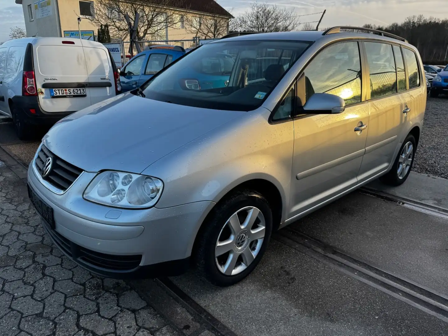 Volkswagen Touran Goal 2.0TDI*Automatik*Xenon*Navi*7-Sitzer Zilver - 1