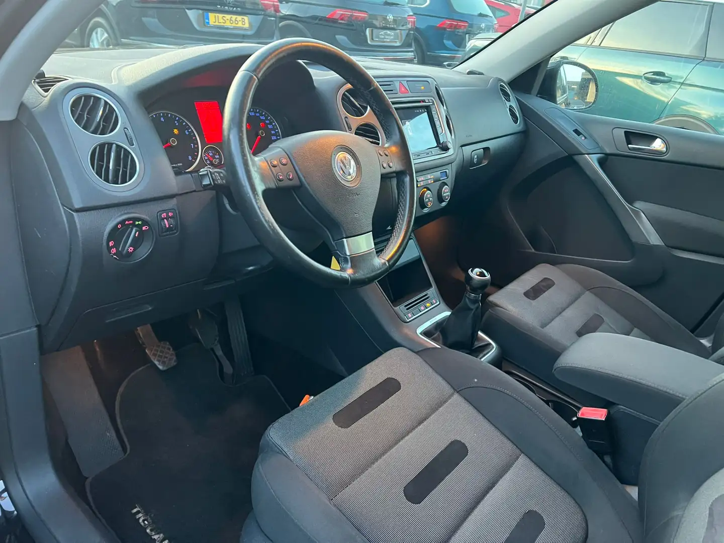 Volkswagen Tiguan 1.4 TSI Sport&Style 4Motion trekhaak, cruise, airc Zwart - 2