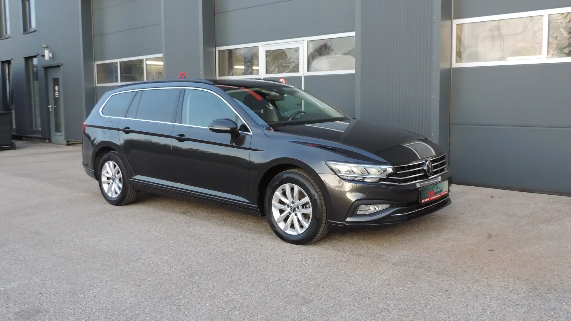 Volkswagen Passat Variant Business 2,0 SCR TDI DSG / 1.Besitz / Grau - 2