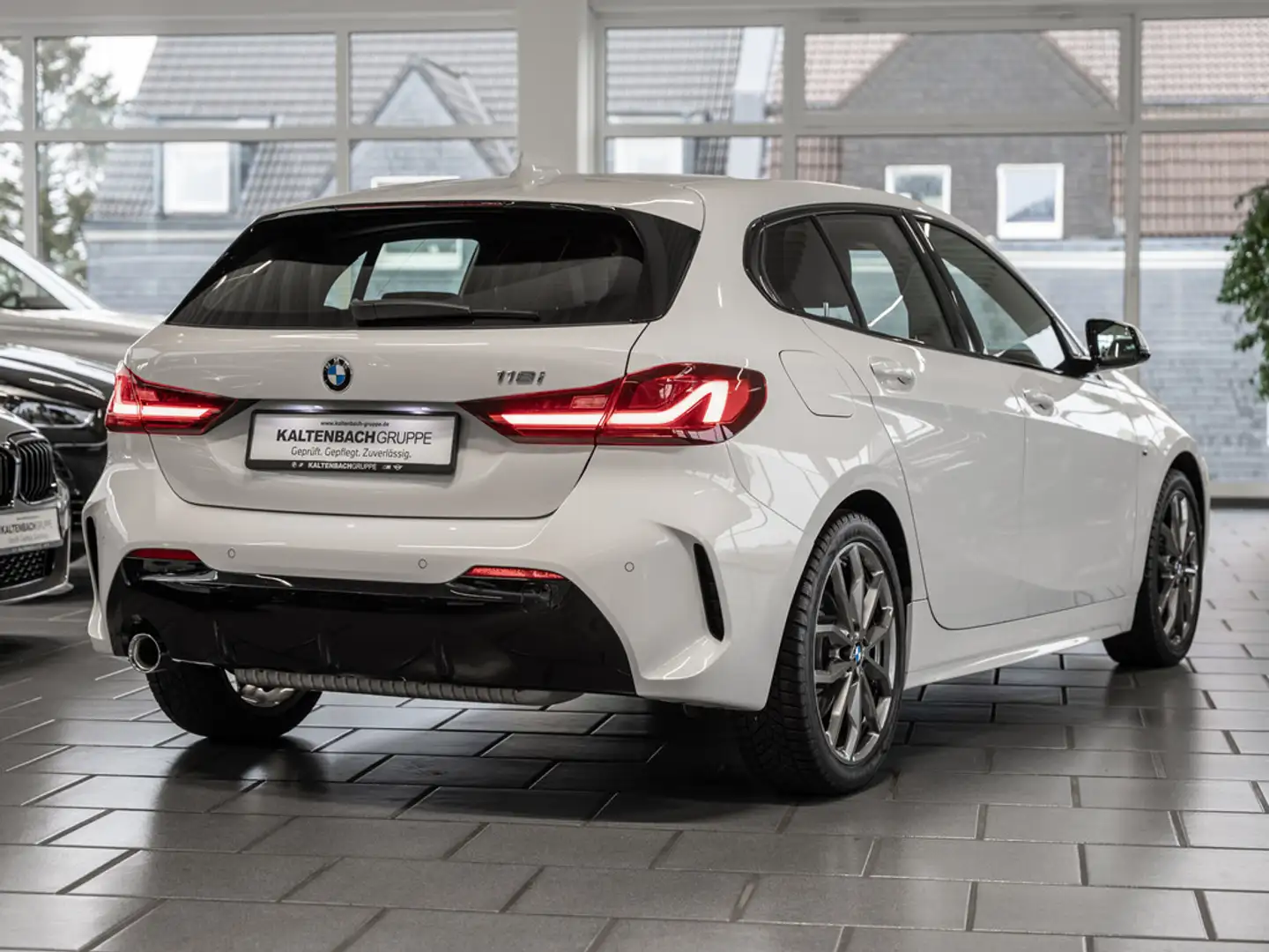 BMW 118 i M-Sportpaket LED W-LAN NAVI SHZ PDC Blanc - 2