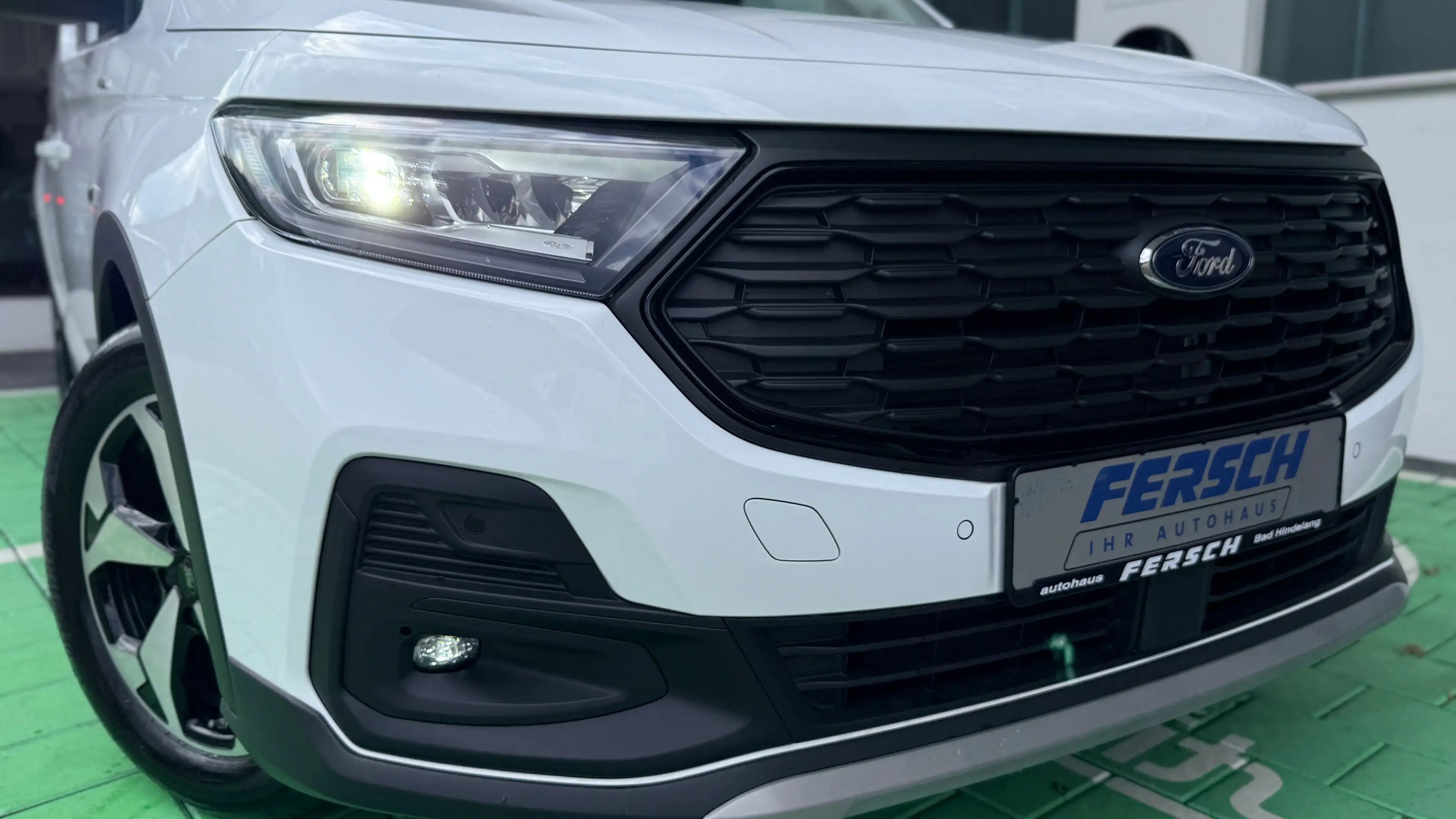 Ford Grand Tourneo Connect 2.0 Active 4x4 m Pano-Dach u Rückfahrk — photo 6