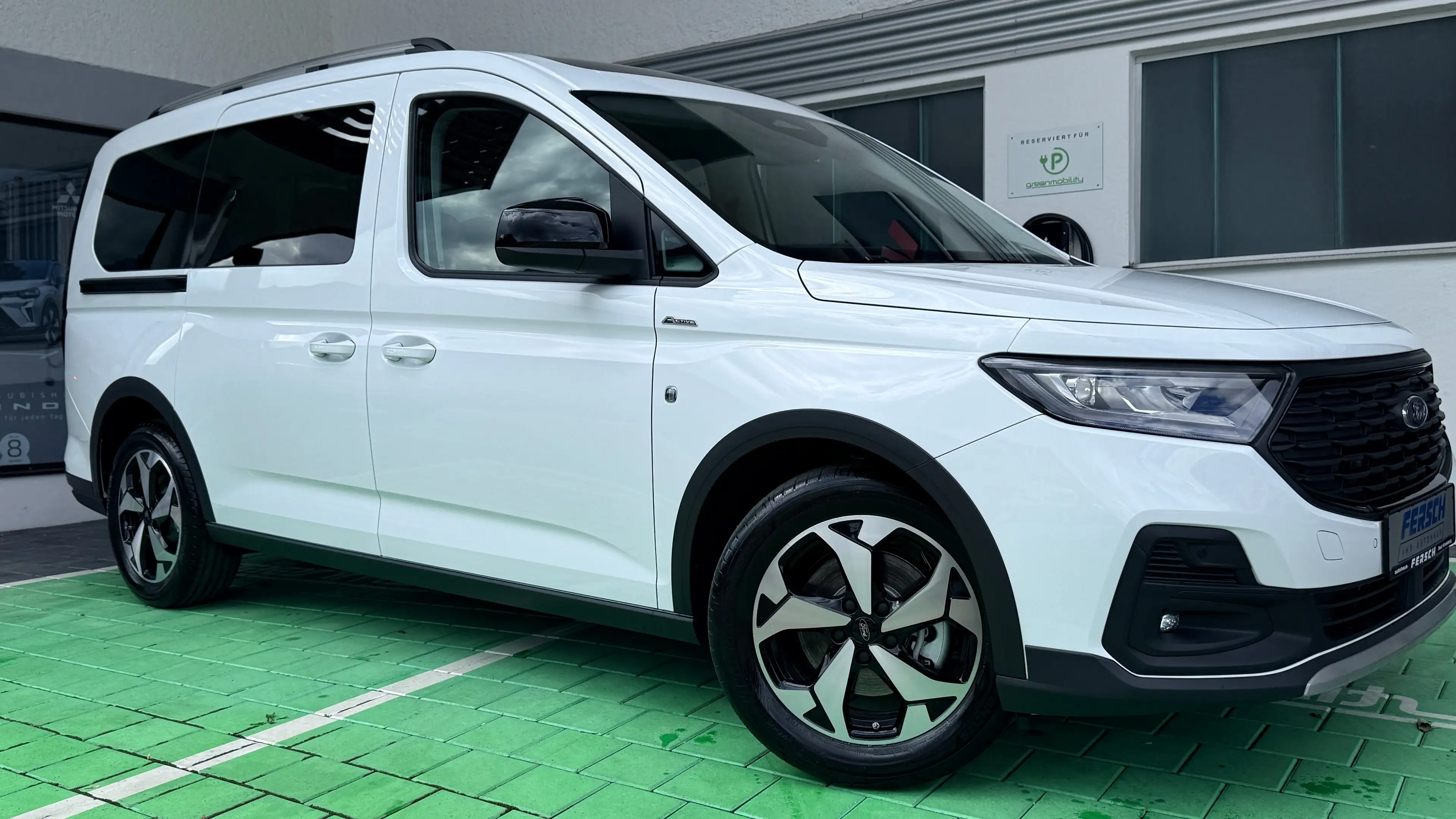 Ford Grand Tourneo Connect 2.0 Active 4x4 m Pano-Dach u Rückfahrk